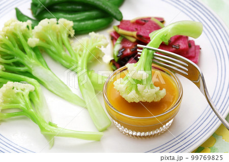 野菜サラダ(カリフローレ・紅芯大根・スナップエンドウ) 野菜サラダ(カリフローレ・紅芯大根・スナップエンドウ) 99769825