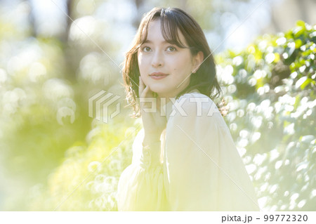 セミロングの若い女性　 99772320