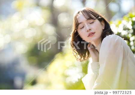 セミロングの若い女性 セミロングの若い女性 99772325