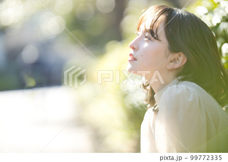 セミロングの若い女性 セミロングの若い女性 99772335