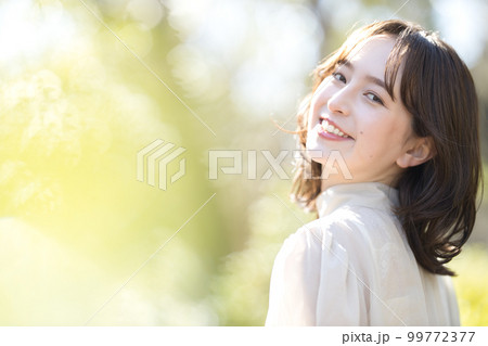 セミロングの若い女性 99772377