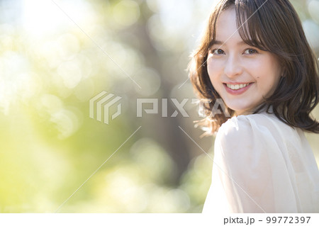 セミロングの若い女性 99772397