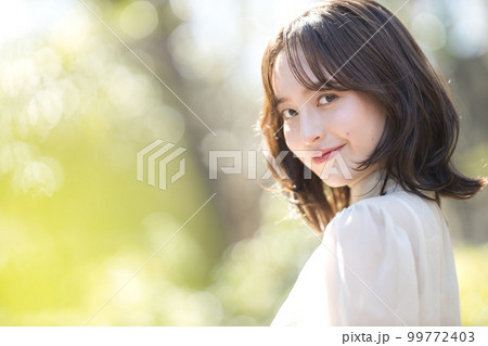 セミロングの若い女性 99772403