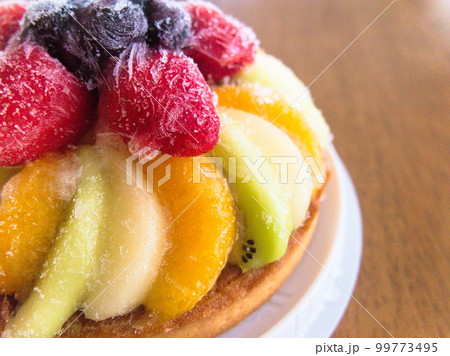 デザート　ホールケーキ　フルーツタルト 99773495