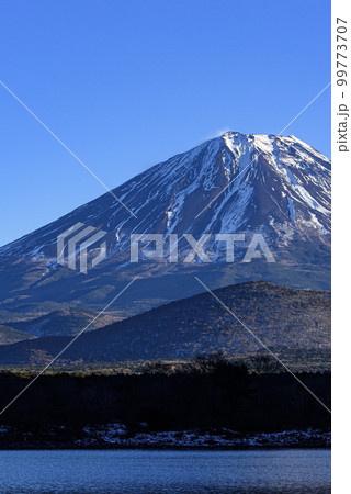 冬の子抱き富士・精進湖からの絶景 冬の子抱き富士・精進湖からの絶景 99773707