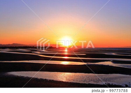 【大分県】絶景日の真玉海岸の夕陽 【大分県】絶景日の真玉海岸の夕陽 99773788