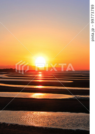 【大分県】絶景日の真玉海岸の夕陽 【大分県】絶景日の真玉海岸の夕陽 99773789