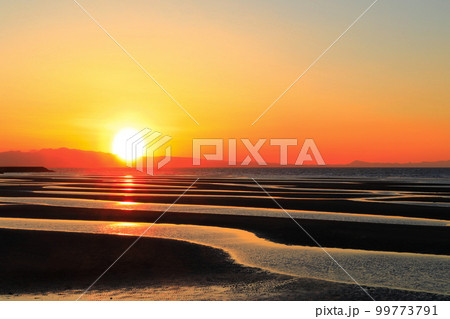 【大分県】絶景日の真玉海岸の夕陽 【大分県】絶景日の真玉海岸の夕陽 99773791