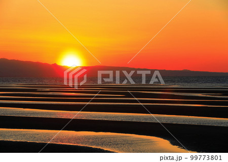 【大分県】絶景日の真玉海岸の夕陽 【大分県】絶景日の真玉海岸の夕陽 99773801