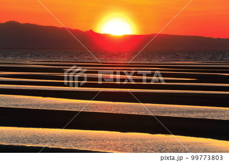 【大分県】絶景日の真玉海岸の夕陽 【大分県】絶景日の真玉海岸の夕陽 99773803