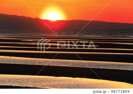 【大分県】絶景日の真玉海岸の夕陽 【大分県】絶景日の真玉海岸の夕陽 99773804