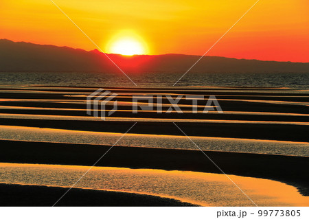 【大分県】絶景日の真玉海岸の夕陽 【大分県】絶景日の真玉海岸の夕陽 99773805