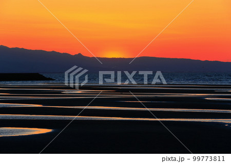 【大分県】絶景日の真玉海岸の夕陽 【大分県】絶景日の真玉海岸の夕陽 99773811
