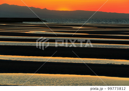 【大分県】絶景日の真玉海岸の夕陽 【大分県】絶景日の真玉海岸の夕陽 99773812