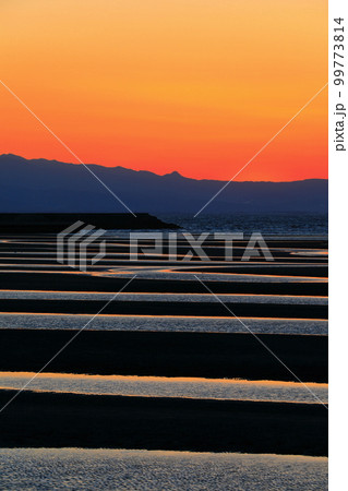 【大分県】絶景日の真玉海岸の夕陽 99773814
