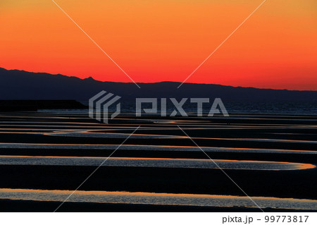 【大分県】絶景日の真玉海岸の夕陽 【大分県】絶景日の真玉海岸の夕陽 99773817