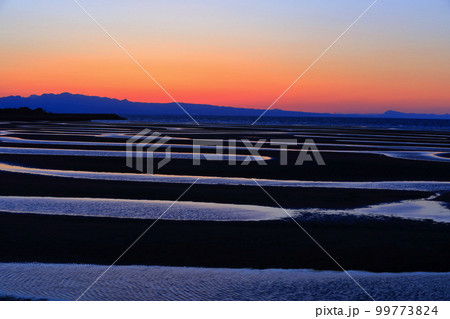 【大分県】絶景日の真玉海岸の夕陽 【大分県】絶景日の真玉海岸の夕陽 99773824