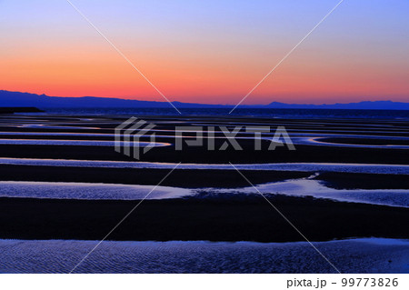 【大分県】絶景日の真玉海岸の夕陽 【大分県】絶景日の真玉海岸の夕陽 99773826