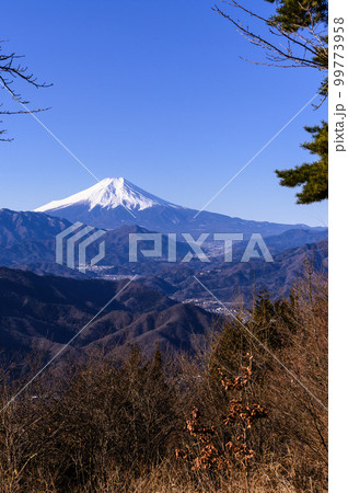 百蔵山より望む山並みと富士山の絶景 百蔵山より望む山並みと富士山の絶景 99773958