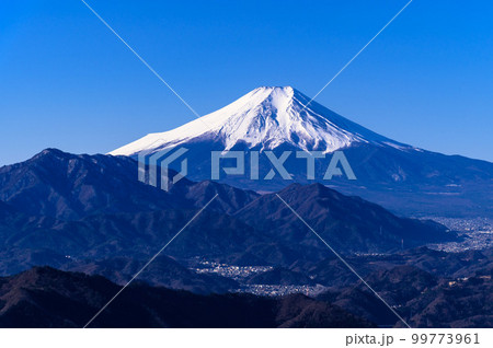百蔵山より望む山並みと富士山の絶景 99773961