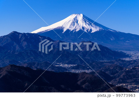 百蔵山より望む山並みと富士山の絶景 百蔵山より望む山並みと富士山の絶景 99773963