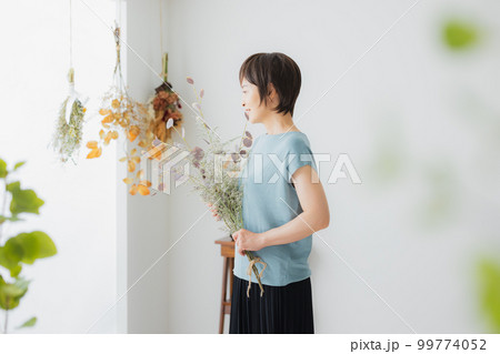 ミドル女性　ライフスタイル　　 99774052