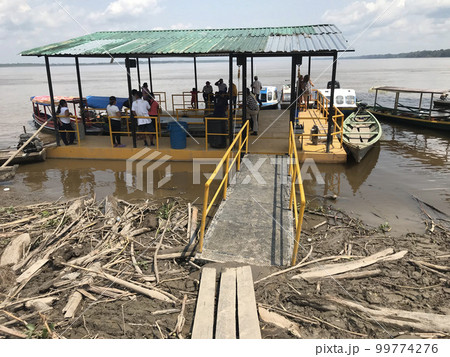 アマゾン川地域の船着場 アマゾン川地域の船着場 99774276