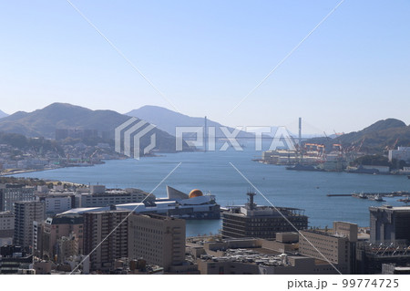 高台から眺める快晴の長崎港 長崎市中心部 高台から眺める快晴の長崎港 長崎市中心部 99774725