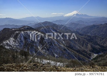 丹沢塔ノ岳山頂から鍋割山方面の展望【神奈川県】富士山【冬】の写真