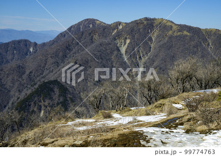 塔ノ岳山頂から丹沢山方面の展望【神奈川県】北面【冬】 99774763