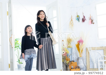お出かけする親子 99774912