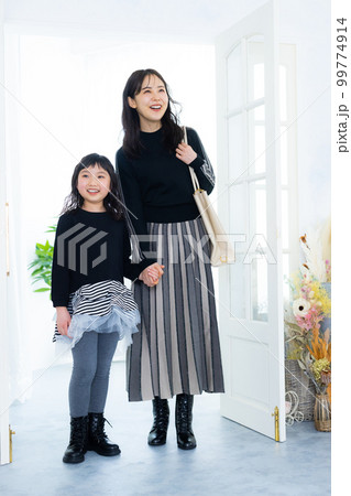 お出かけする親子 お出かけする親子 99774914