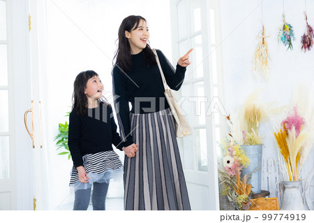 お出かけする親子 99774919