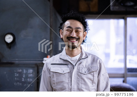 工場などで作業する中年男性のイメージ 正面 工場などで作業する中年男性のイメージ 正面 99775196