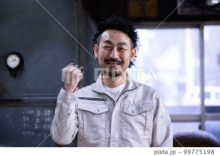 工場などで作業する中年男性のイメージ　正面 99775198