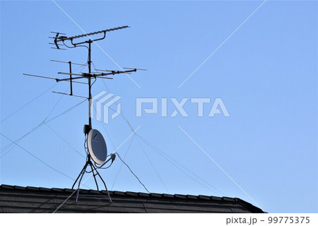 毎日のようにテレビのスイッチを入れる。その屋根の上にアンテナ君がいる。 99775375