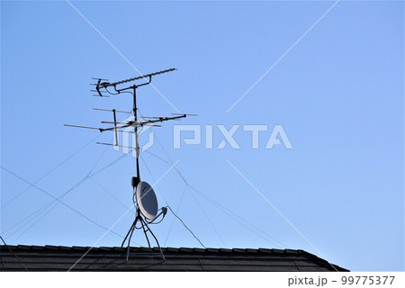 毎日のようにテレビのスイッチを入れる。その屋根の上にアンテナ君がいる。 毎日のようにテレビのスイッチを入れる。その屋根の上にアンテナ君がいる。 99775377