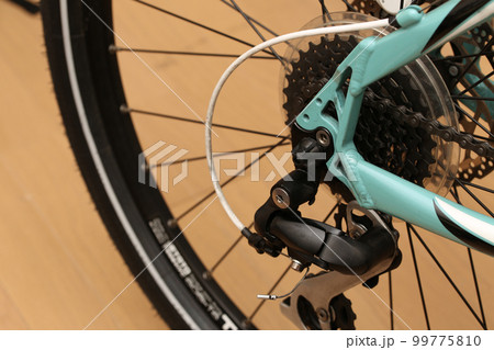 油で汚れた自転車のスプロケット 油で汚れた自転車のスプロケット 99775810