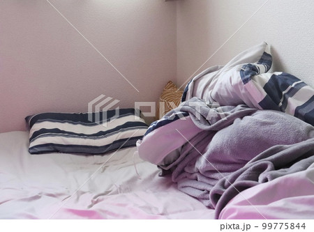 日常の風景　寝起きの布団 99775844