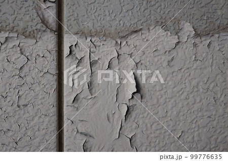 外壁のはがれているペンキ 99776635