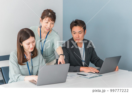 オフィスでノートパソコンを見ながら困るビジネスマンとビジネスウーマン オフィスでノートパソコンを見ながら困るビジネスマンとビジネスウーマン 99777222