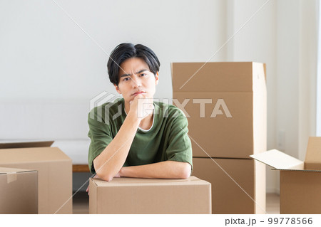引越しで悩む若い男性 引越しで悩む若い男性 99778566