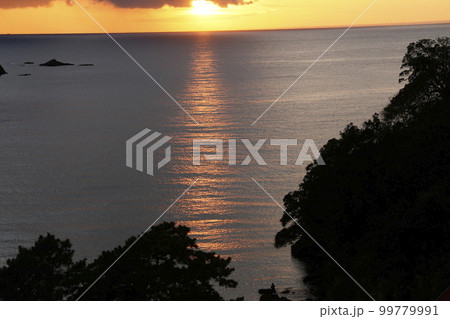 西伊豆町瀬浜海岸の夕陽 西伊豆町瀬浜海岸の夕陽 99779991