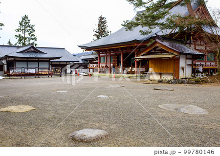 南大門跡礎石と毛越寺本堂　岩手県 99780146