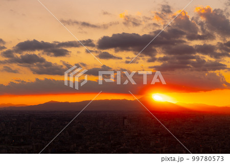 東京から望む富士山　サンセット 99780573