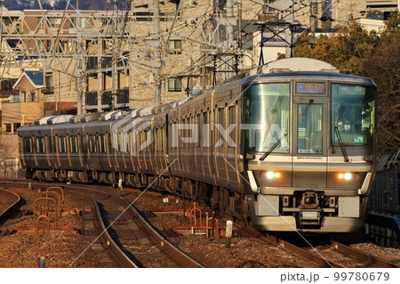 【JR西日本】朝の223系＋225系 快速（JR神戸線：さくら夙川駅） 99780679