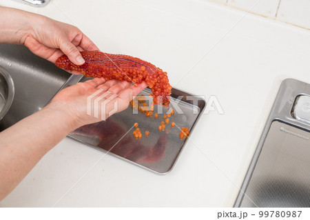 【鮭の生筋子からイクラの醤油漬けを作る】 99780987