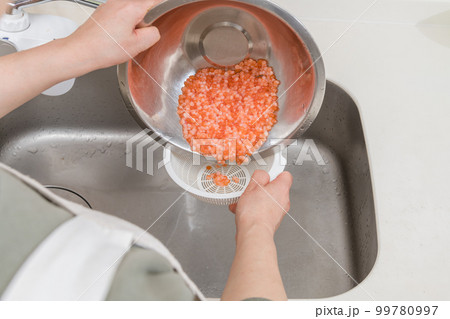 【イクラの醤油漬けを作るために、すすいだ生イクラを水切りする】 【イクラの醤油漬けを作るために、すすいだ生イクラを水切りする】 99780997