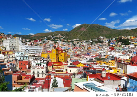 宝石箱のようなグアナファトの街並みとバシリカ 宝石箱のようなグアナファトの街並みとバシリカ 99781183