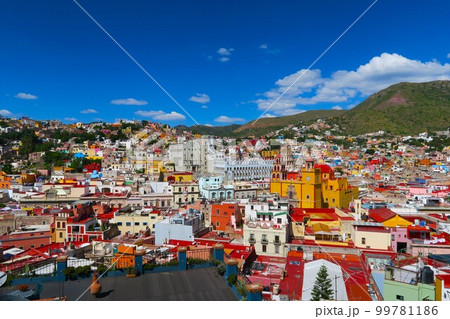 宝石箱のようなグアナファトの街並みとバシリカ 宝石箱のようなグアナファトの街並みとバシリカ 99781186